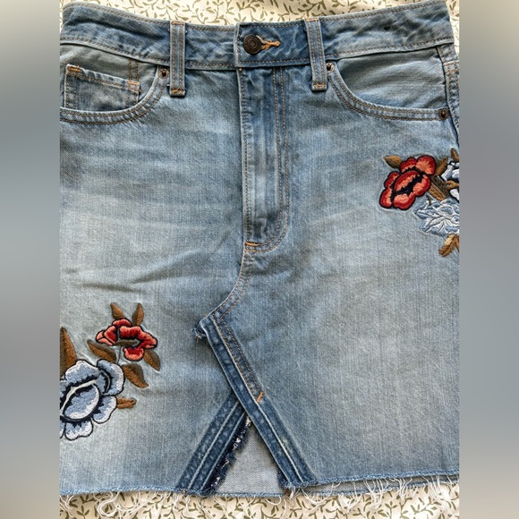 Abercrombie & Fitch Light Blue Denim Skirt with Red and Blue Floral Embroidery - Picture 4 of 8